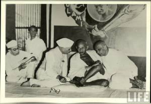 Jawaharlal-Nehru-Mahatma-Gandhi-and-Sardar-Vallabhbhai-Patel-1946